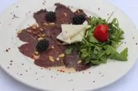 Карпаччо из северного оленя с козьим сыром и рукколой