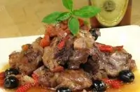 Курица с оливками и перцем