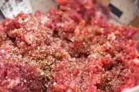 Рубленный бифштекс с соусом блю-чиз и салатом из шпината и сыра фета