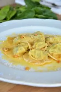 Тортелли с рикоттой и шпинатом