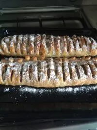 Штрудель с грушами и грецкими орехами