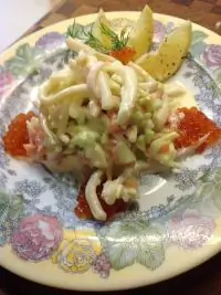 Салат морской с кальмарами и семгой