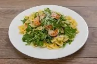 Фарфалле с креветками и рукколой