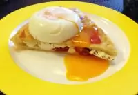 Закрытый пирог с томатами, брынзой и яйцом пашот