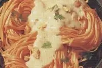 Красные лингвини с сырным соусом