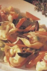 Грибные тортеллини с пармским окороком