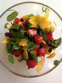 Салат из ягод с манго
