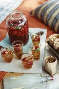 Летний холодный чай с клубникой