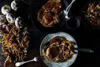 Телячий стейк с лисичками