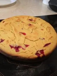 Пирог на кефире с вишней