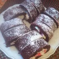 Шоколадный рулет с вишней и взбитыми сливками
