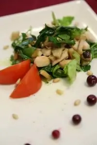 Зеленый салат с курицей и белыми грибами