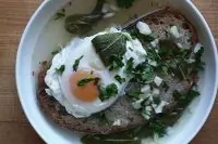 Зимний суп с чесноком и шалфеем