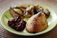 Индюшачья голень с печеной картошкой и клюквенным соусом