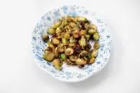 Хрустящая брюссельская капуста в чили-карамели