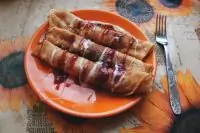 Блины на кислом молоке с малиновым джемом и сгущенкой