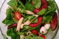 Салат с пастой, салями и рукколой