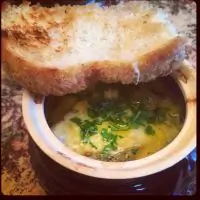 Запеченный луковый суп с украинским оттенком