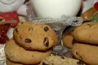 Печенье с шоколадной крошкой и изюмом в коньяке