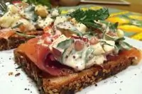 Тапас с семгой, яблоком и красной икрой