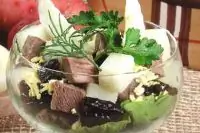 Праздничный салат с индейкой, ананасами и черносливом