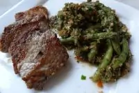 Жареное вымя с теплым салатом из зеленой фасоли
