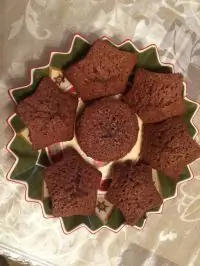 Шоколадные маффины с маленькими кусочками шоколада