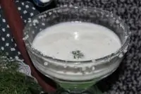 Кефирный напиток с огурцом, укропом и чесноком