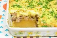 Картофельная запеканка с печенкой, тушеной в белом вине, и орехами