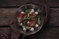 Легкий овощной салат с моцареллой