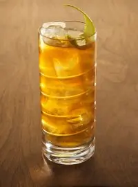 Коктейль «Дарк-н-сторми» (Dark’n’Stormy)