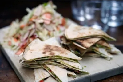 Сырная кесадилья с цукини и чеддером