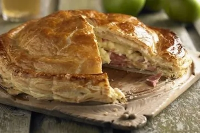 Слоеный пирог с яблоками и ветчиной