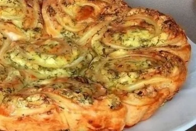 Закусочный пирог из слоеного теста с фетой и зеленью