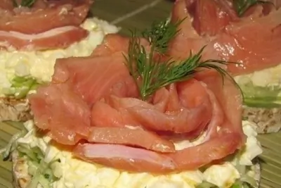 Бутерброды со свежим огурцом и горбушей