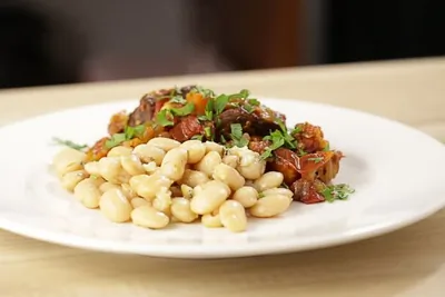 Фасоль в тосканском стиле с добавлением чеснока и шалфея