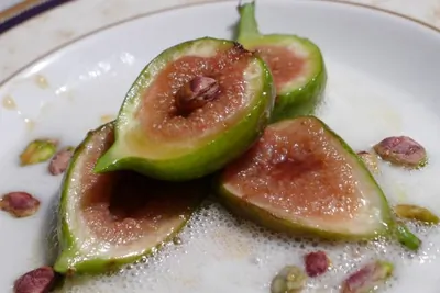 Лимонный суп с инжиром, фисташками и медом