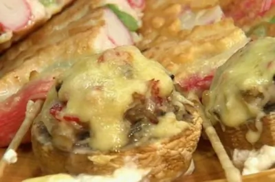 Закуска в шляпках шампиньонов