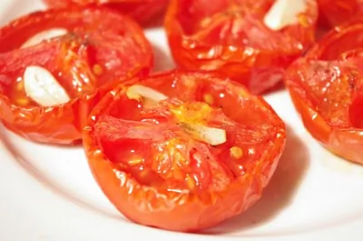 Нежная закуска из запеченных помидоров