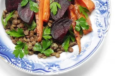 Запеченные овощи и чечевица под соусом айоли