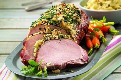Запеченная свинина с ореховой корочкой
