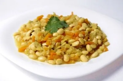 Согревающее карри из соевых бобов и красной чечевицы