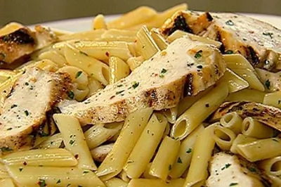 Жареная курица с макаронами и петрушкой