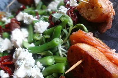 Лосось в чиабатте с салатом из зеленой фасоли, рокфора и вяленых помидоров