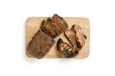 Хлеб из ореховой муки с сухофруктами