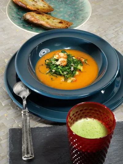 Чаудер с креветками, раками и савойской капустой