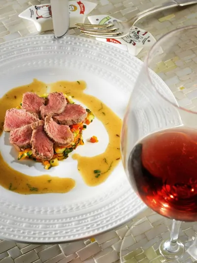 Тьян из баранины с овощным рагу и мятным соусом