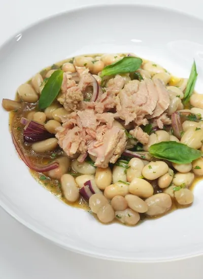 Салат с тунцом и белой фасолью