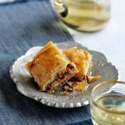 Пахлава с медово-розовым сиропом