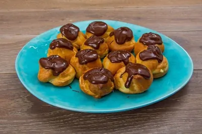 Профитроли с заварным кремом и шоколадом